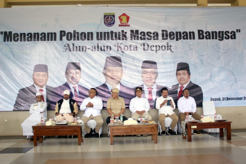 Seluruh hadirin mengikuti kegiatan Pohon untuk Masa Depan Bangsa di Kota Depok