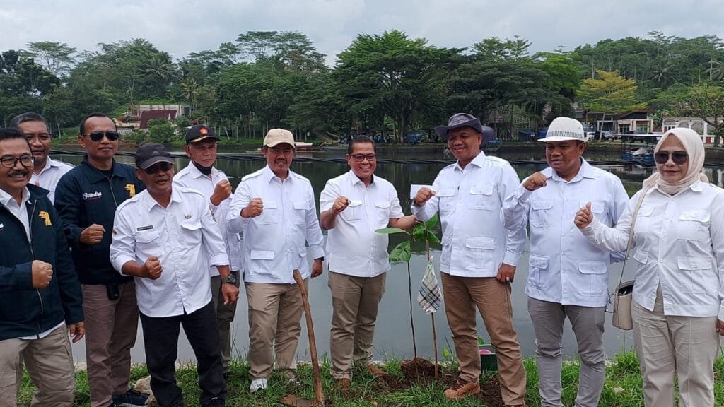 Gerindra Tasikmalaya melakukan penanaman pohon di kawasan Situ Sanghyang sebagai aksi lingkungan jelang 2026
