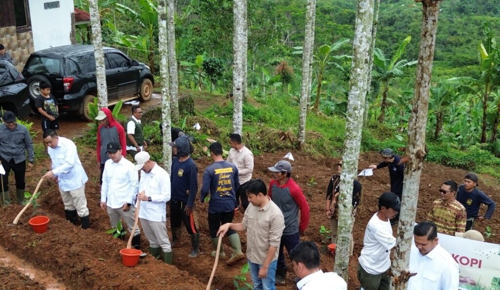 Kegiatan penanaman pohon yang digelar DPC Gerindra Kabupaten Cianjur bersama masyarakat di Desa Sukarame