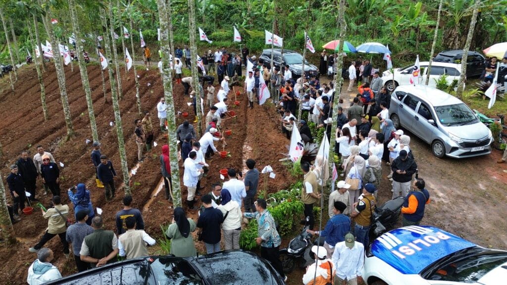 Kegiatan penanaman 1.300 pohon produktif oleh Gerindra Cianjur di Kecamatan Sukanagara, Kabupaten Cianjur