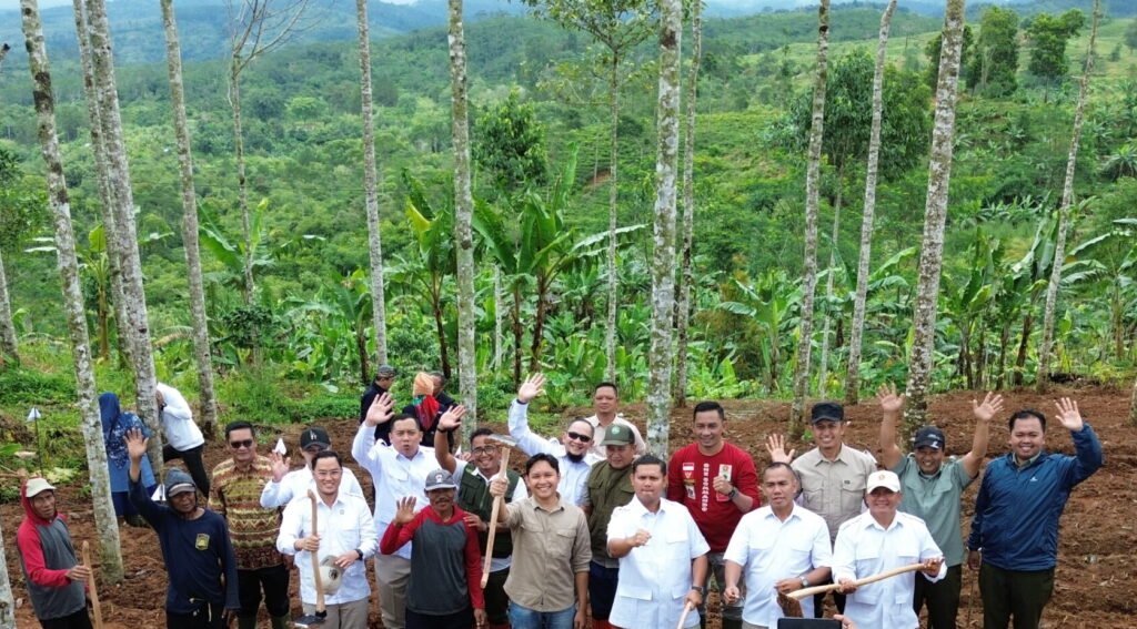 Kolaborasi DPC Gerindra Cianjur, tokoh pertanian, dan masyarakat dalam kegiatan penghijauan di Sukanagara