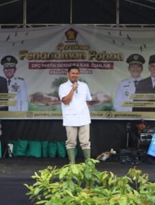 Ganjar Ramadhan memimpin penanaman pohon produktif bersama jajaran dan masyarakat