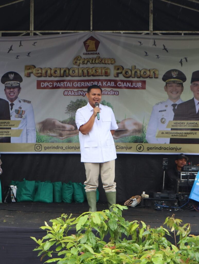 Ganjar Ramadhan memimpin penanaman pohon produktif bersama jajaran dan masyarakat