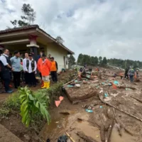 Wakil Presiden Gibran Rakabuming Raka meninjau lokasi longsor di Desa Pasirlangu, Kabupaten Bandung Barat