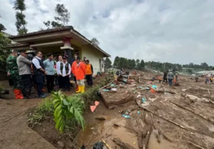 Wakil Presiden Gibran Rakabuming Raka meninjau lokasi longsor di Desa Pasirlangu, Kabupaten Bandung Barat