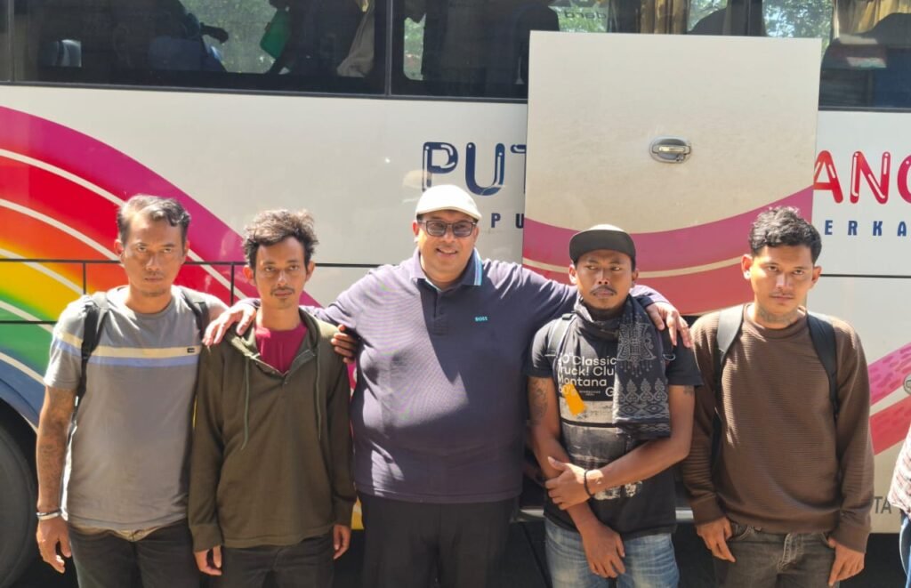 Warga asal Cirebon dan Indramayu tiba di Terminal Kampung Rambutan setelah terjebak banjir di Aceh