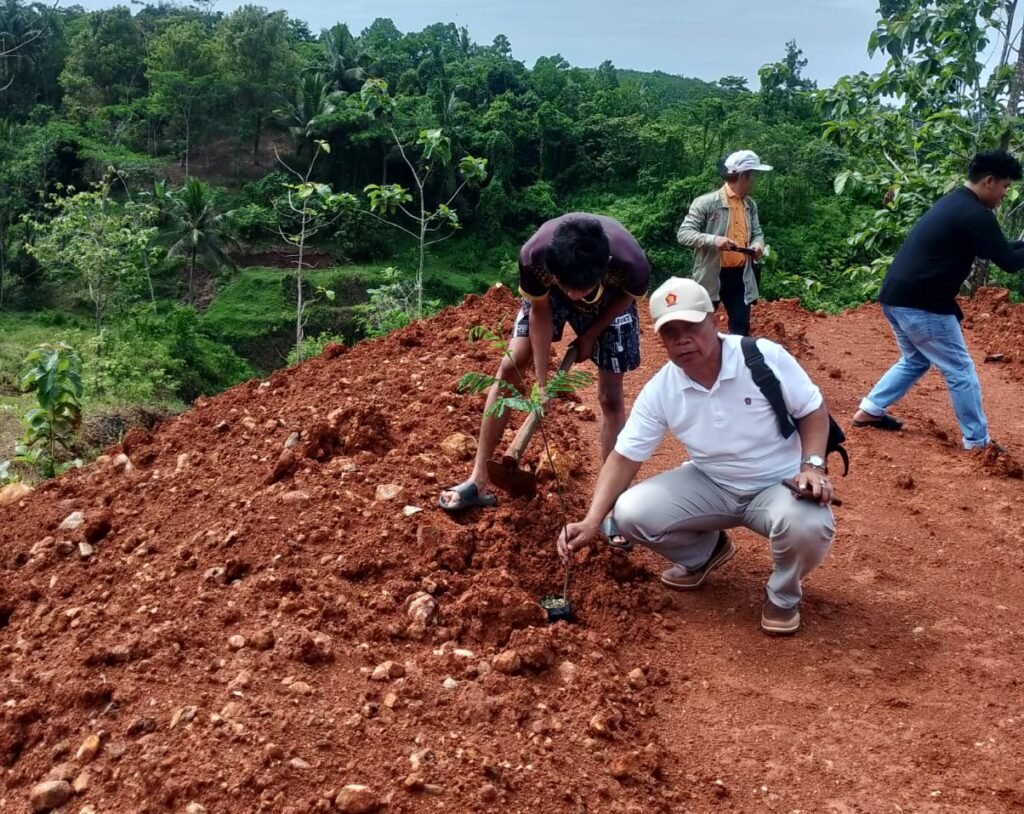 Para Kader Gerindra Pangandaran bersama pengurus dan masyarakat mengikuti aksi tanam pohon