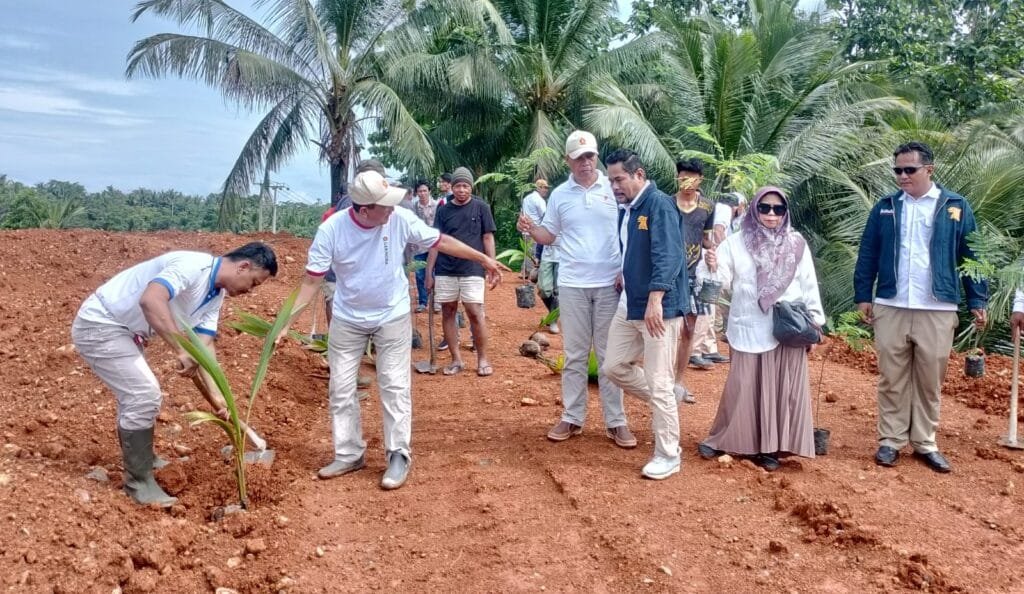 Alt Teks: Gerindra Pangandaran melakukan aksi tanam seribu pohon sebagai wujud kepedulian lingkungan