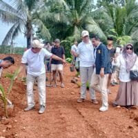 Alt Teks: Gerindra Pangandaran melakukan aksi tanam seribu pohon sebagai wujud kepedulian lingkungan