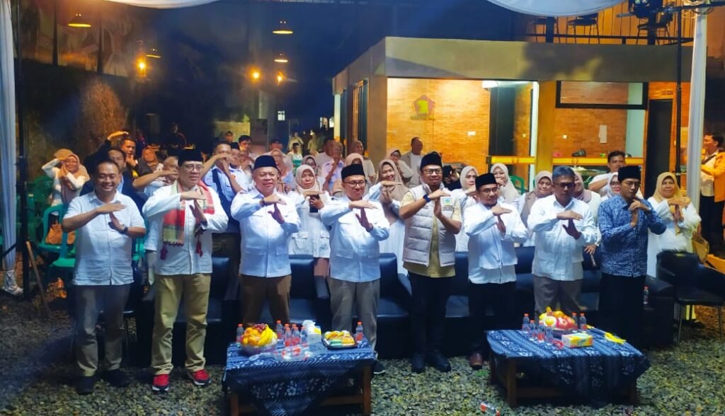 Pengurus dan kader Gerindra Kota Tasikmalaya mengikuti doa bersama akhir tahun