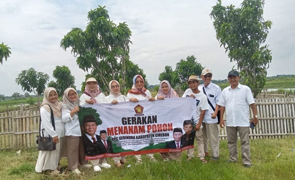 Kader Gerindra Kabupaten Cirebon bersama warga menanam pohon di Losari