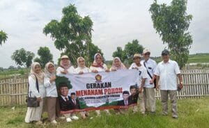 Kader Gerindra Kabupaten Cirebon bersama warga menanam pohon di Losari
