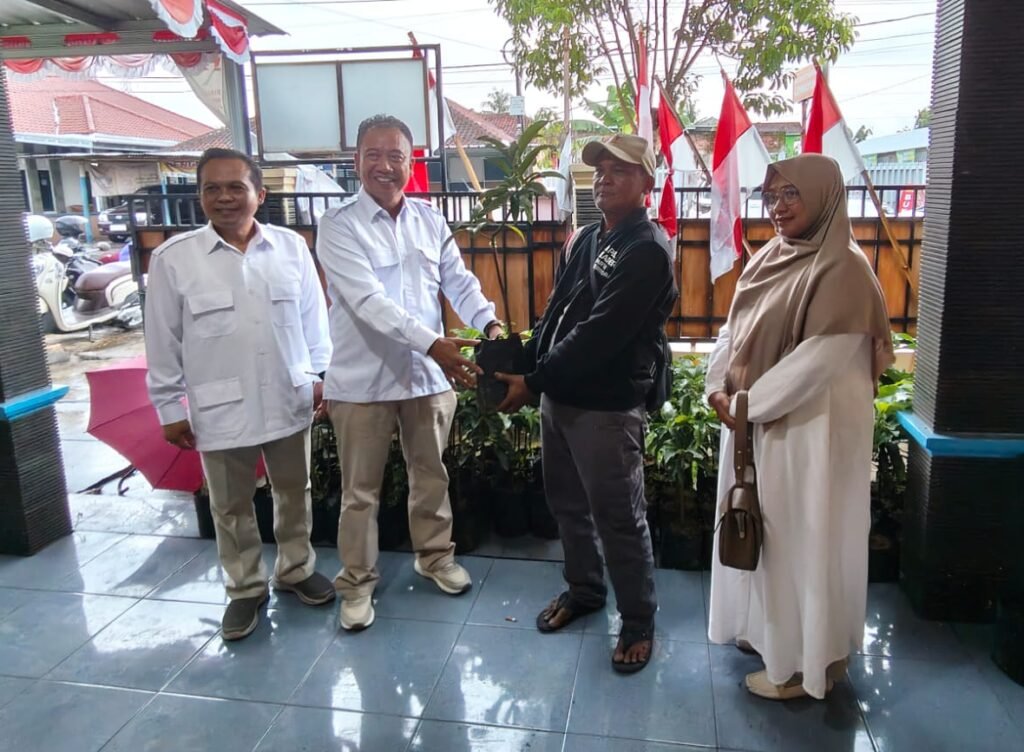 Ketua DPC Partai Gerindra Kota Banjar Sutarno menyerahkan bibit alpukat kepada pengurus ranting