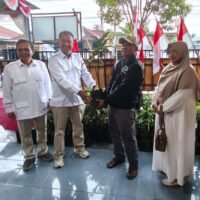 Ketua DPC Partai Gerindra Kota Banjar Sutarno menyerahkan bibit alpukat kepada pengurus ranting