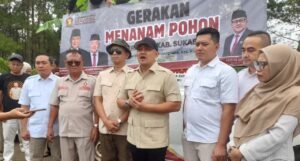 Yudha Sukmagara meninjau lokasi bencana longsor dan banjir bandang di Kecamatan Nyalindung, Sukabumi