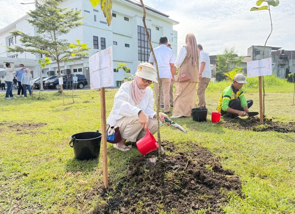Gerakan tanam pohon Gerindra Kota Tasikmalaya di kawasan perkotaan sebagai upaya pelestarian lingkungan
