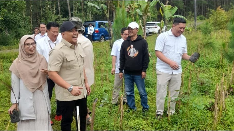 Yudha Sukmanagara Ketua DPC Gerindra Kabupaten Sukabumi melakukan penanaman pohon sebagai upaya mitigasi bencana
