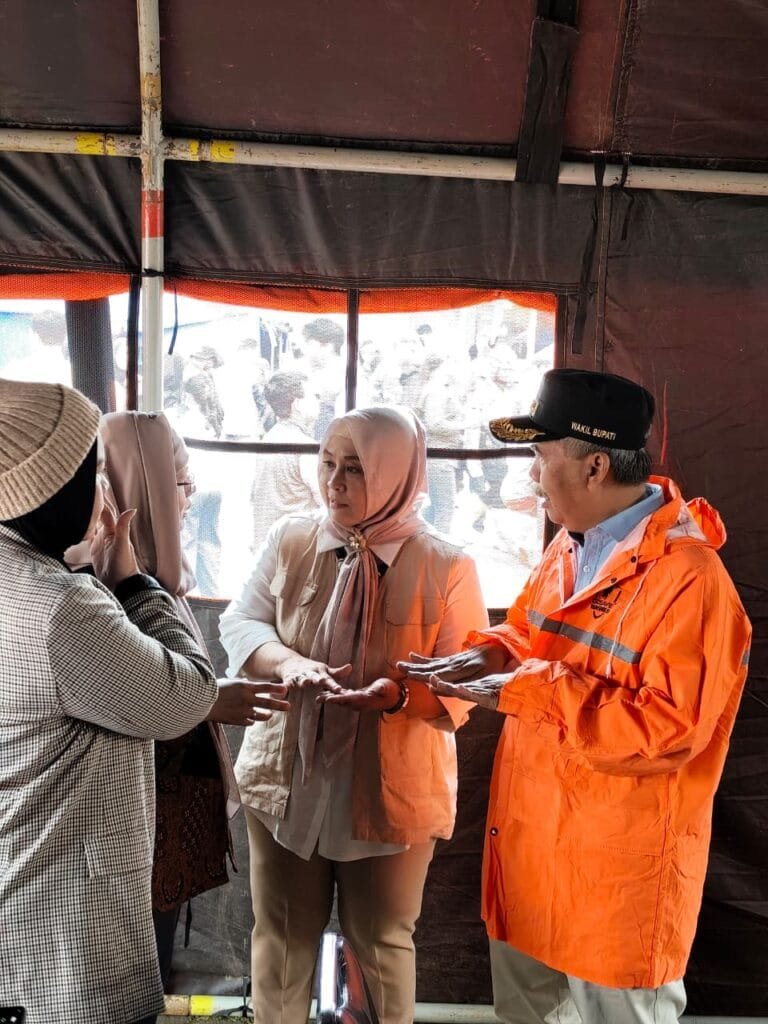 Ketua Fraksi Gerindra DPRD Jawa Barat Prasetyawati meninjau langsung lokasi longsor di Desa Pasirlangu, Kabupaten Bandung Barat