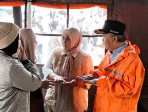 Ketua Fraksi Gerindra DPRD Jawa Barat Prasetyawati meninjau langsung lokasi longsor di Desa Pasirlangu, Kabupaten Bandung Barat