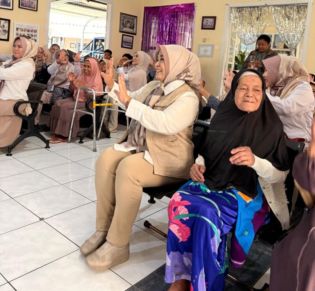 PD PIRA Jawa Barat menyalurkan bantuan berupa kebutuhan pribadi kepada lansia penghuni panti