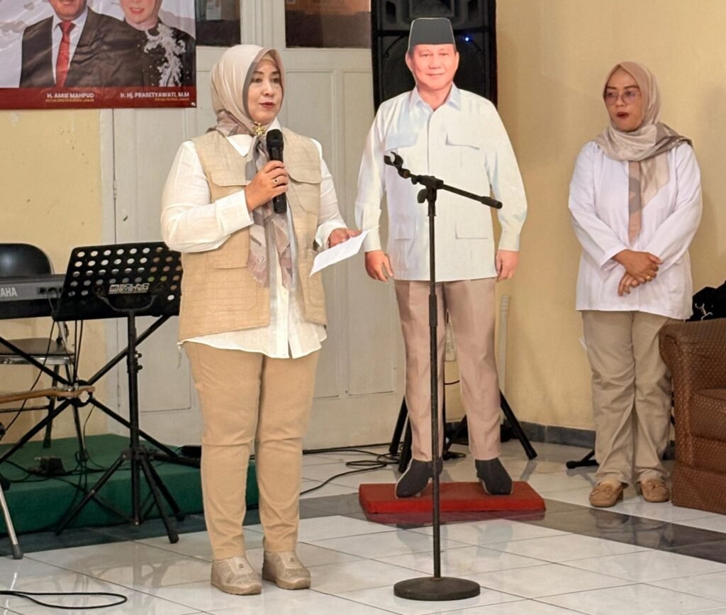 Ketua PD PIRA Jawa Barat Prasetyawati berinteraksi dengan lansia di Panti Werdha Budi Pertiwi Bandung