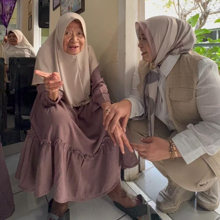 Pengurus PD PIRA Jawa Barat bersama pengurus Panti Werdha Budi Pertiwi Bandung dalam giat sosial