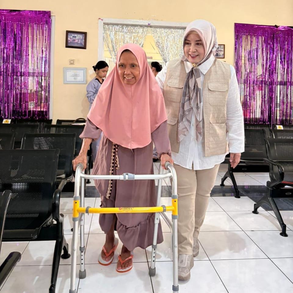 PD PIRA Jawa Barat menyalurkan bantuan berupa kebutuhan pribadi kepada lansia penghuni panti