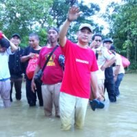 DPC Gerindra Karawang menyalurkan bantuan nasi siap santap kepada warga terdampak banjir di Karawang