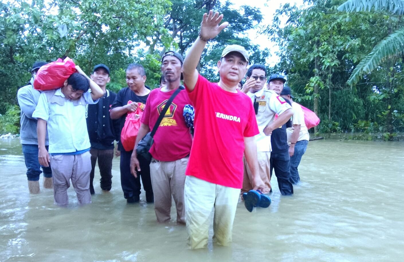 DPC Gerindra Karawang menyalurkan bantuan nasi siap santap kepada warga terdampak banjir di Karawang