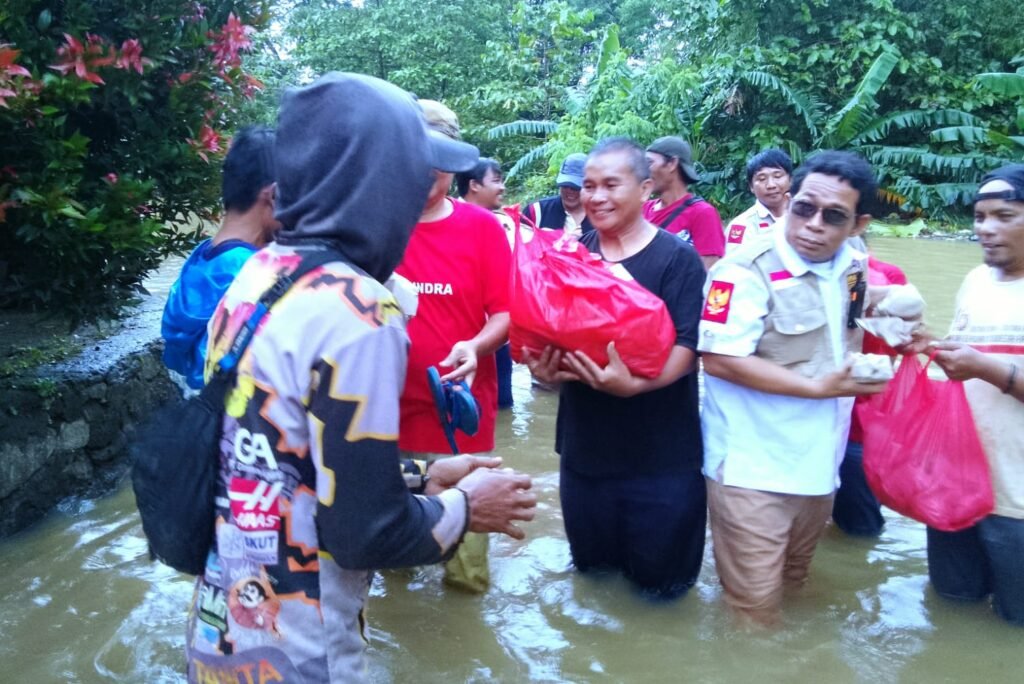 Penyaluran bantuan 1.000 paket nasi oleh DPC Gerindra Karawang di wilayah Karaba dan Karangligar
