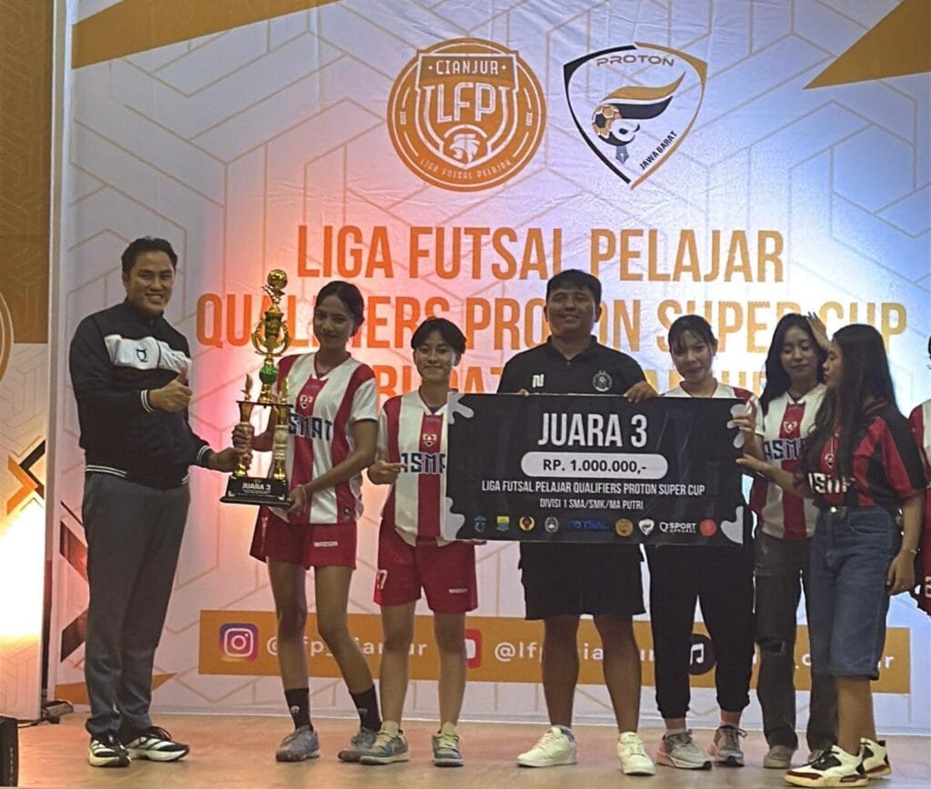 Suasana penyerahan trofi kepada juara Liga Futsal Pelajar Proton Series Championship 2025 di Cianjur