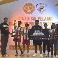 Suasana penyerahan trofi kepada juara Liga Futsal Pelajar Proton Series Championship 2025 di Cianjur