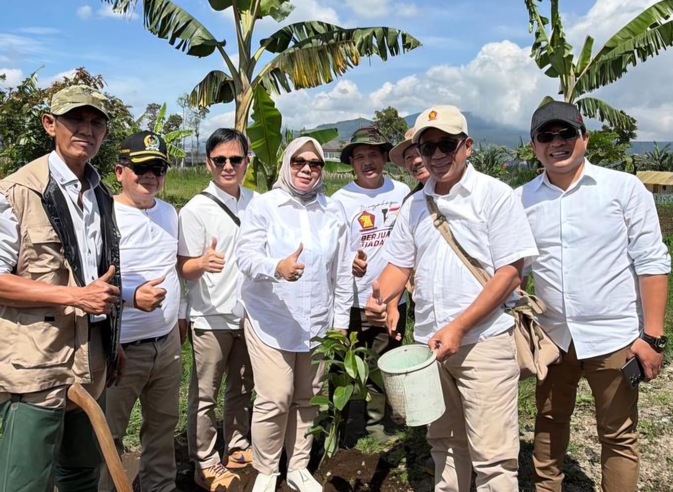 Pipih Supriati memimpin aksi tanam pohon Gerindra Bandung Barat