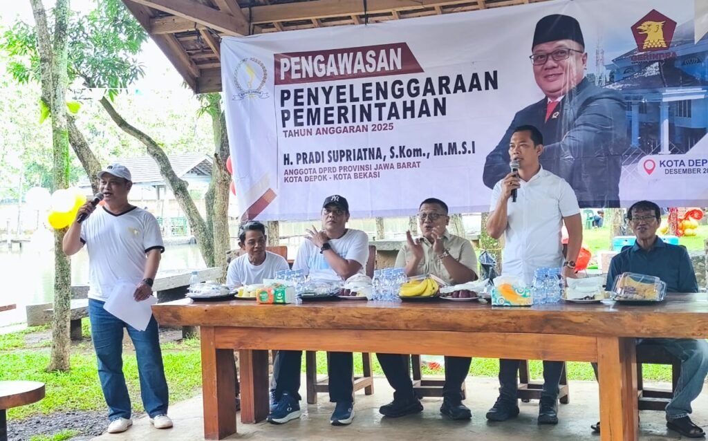 Suasana kegiatan pengawasan pemerintahan yang dihadiri warga RW 4 Kelurahan Kukusan, Kota Depok