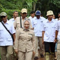 Alt Teks Foto: Kader Gerindra Purwakarta dan warga Desa Cipancur tanam pohon buah bersama