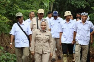 Alt Teks Foto: Kader Gerindra Purwakarta dan warga Desa Cipancur tanam pohon buah bersama