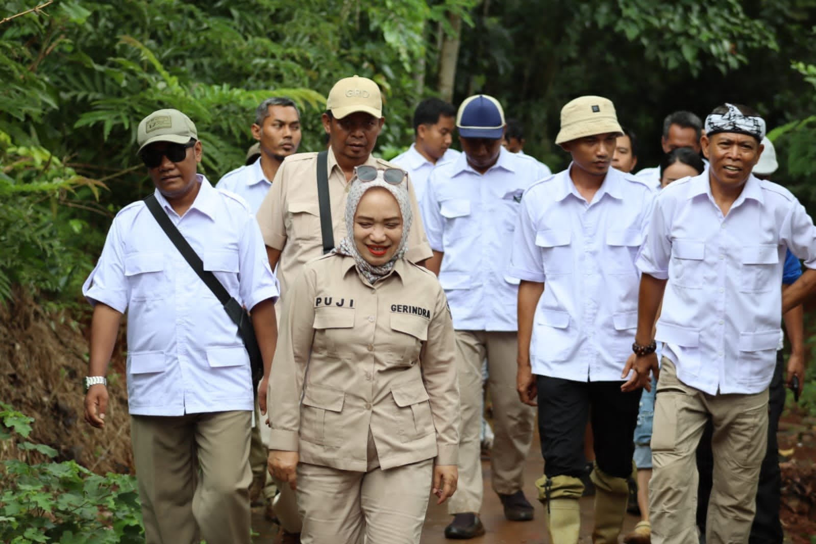 Alt Teks Foto: Kader Gerindra Purwakarta dan warga Desa Cipancur tanam pohon buah bersama