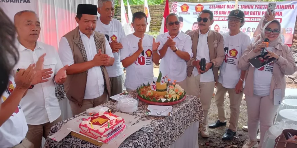 Ketua DPC Gerindra Ciamis memimpin peletakan batu pertama pada HUT ke-18 Gerindra Ciamis.