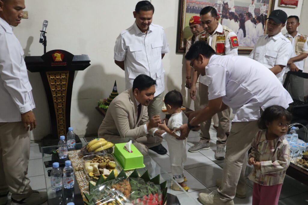 Penyerahan santunan anak yatim dalam HUT ke-18 Gerindra Cianjur
