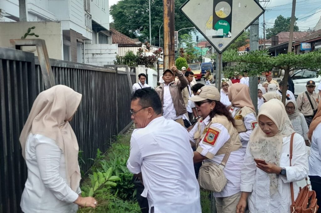 Kader dan pengurus Gerindra Kuningan terlibat dalam aksi sosial peduli lingkungan dan disabilitas
