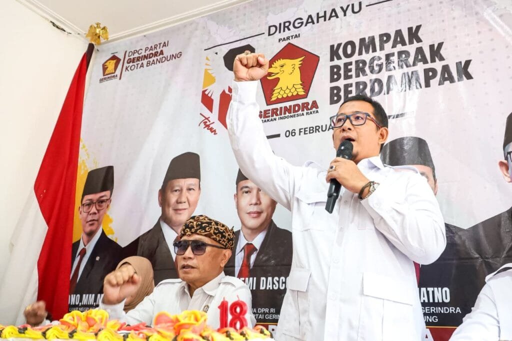 Ketua DPC Gerindra Kota Bandung Toni Wijaya memberi arahan penguatan peran Fraksi DPRD
