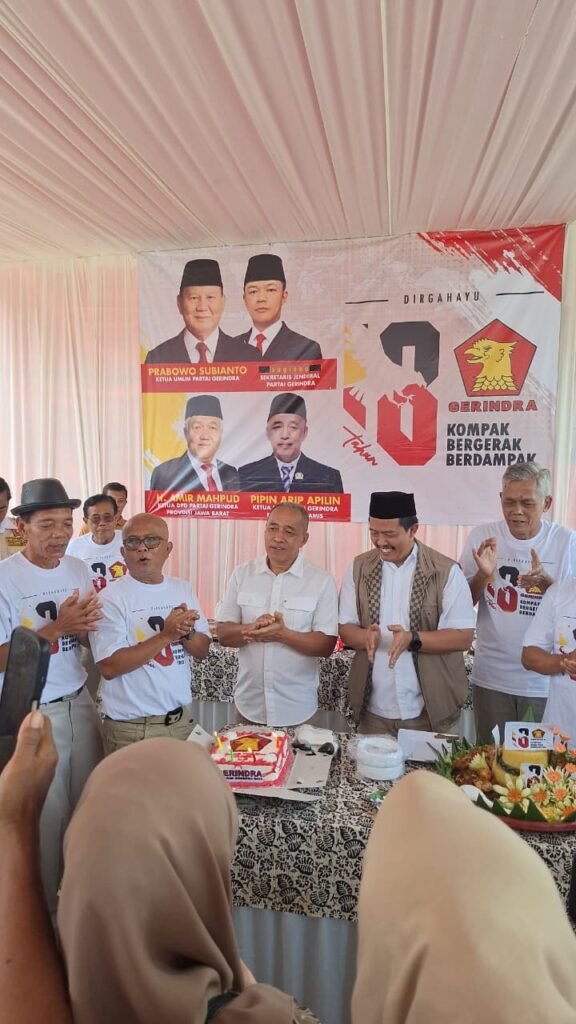 Pipin Arif Apilin saat kegiatan HUT ke-18 Gerindra Ciamis bersama pengurus partai.