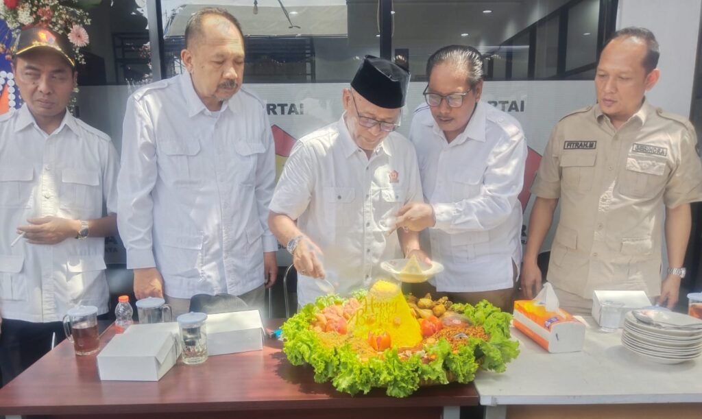 Suasana tasyakuran HUT ke-18 Gerindra Kota Cirebon di Kantor DPC