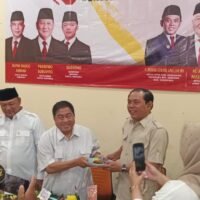 Suasana peringatan HUT ke-18 Partai Gerindra di Kantor DPC Gerindra Karawang bersama pengurus dan warga.