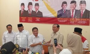 Suasana peringatan HUT ke-18 Partai Gerindra di Kantor DPC Gerindra Karawang bersama pengurus dan warga.