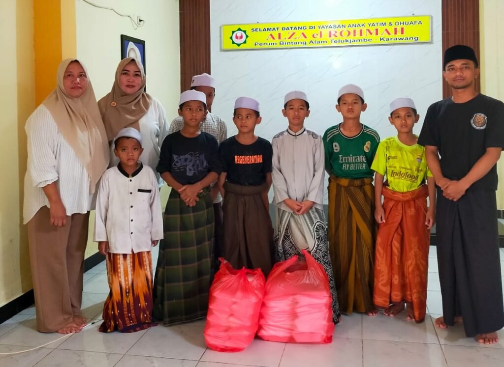 santunan anak yatim oleh DPC Gerindra Karawang saat perayaan HUT ke-18.