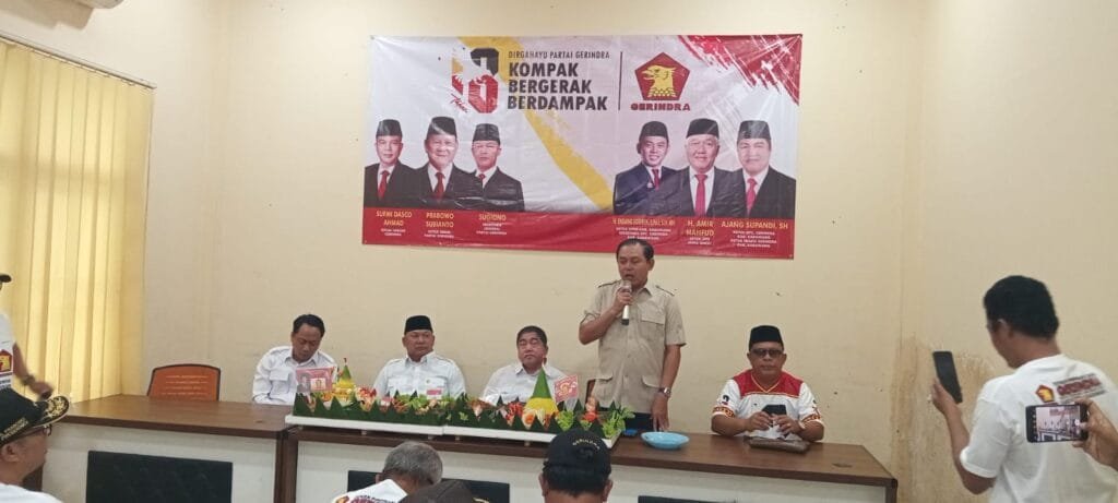 Kader Gerindra Karawang menyerahkan paket bantuan kepada warga Desa Lubangsari dalam rangka HUT ke-18.