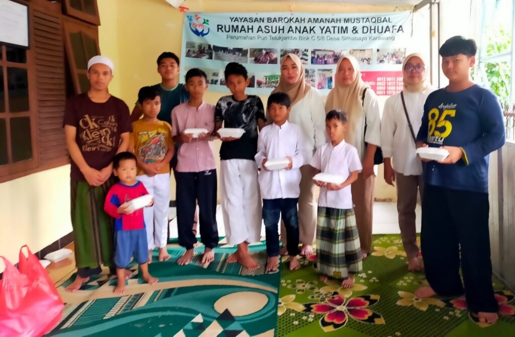 Penyaluran santunan anak yatim oleh DPC Gerindra Karawang saat perayaan HUT ke-18.
