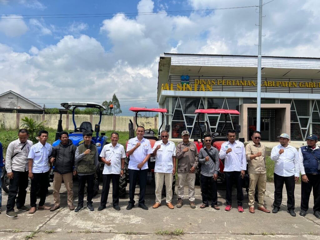 Perwakilan Dinas Pertanian Kabupaten Garut hadir dalam kegiatan serah terima alsintan bersama H Dede Kusdinar.