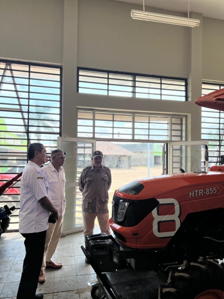 Kelompok tani binaan menerima bantuan alsintan dari Kementerian Pertanian di Kabupaten Garut.